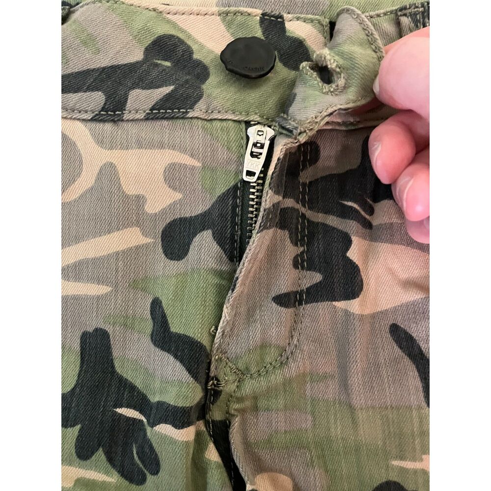 Black Orchid Los Angeles low rise camo distressed cut off shorts - Picture 8 of 13